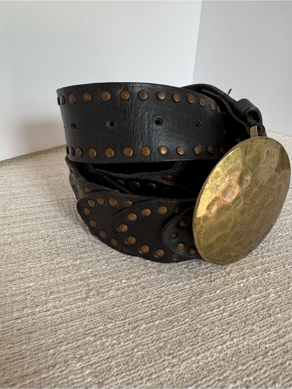 Y2K GUESS Leather Studded Belt Womens L Hammered Brass Disc Buckle Boho Western - Picture 8 of 15